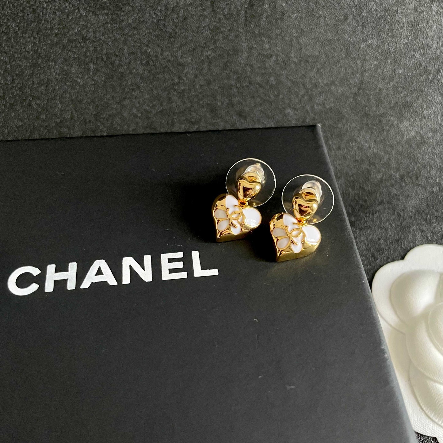 CHANEL 26S DOUBLE C HEART DROP EARRINGS WITH WHITE ENAMEL FLORAL DETAIL IN GOLD METAL 631910