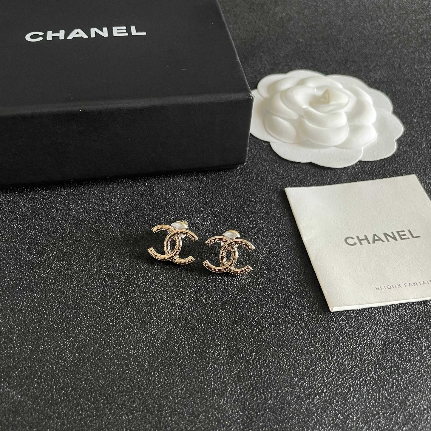 CHANEL 26S DOUBLE C LOGO CRYSTAL STUD EARRINGS IN GOLD METAL 631913