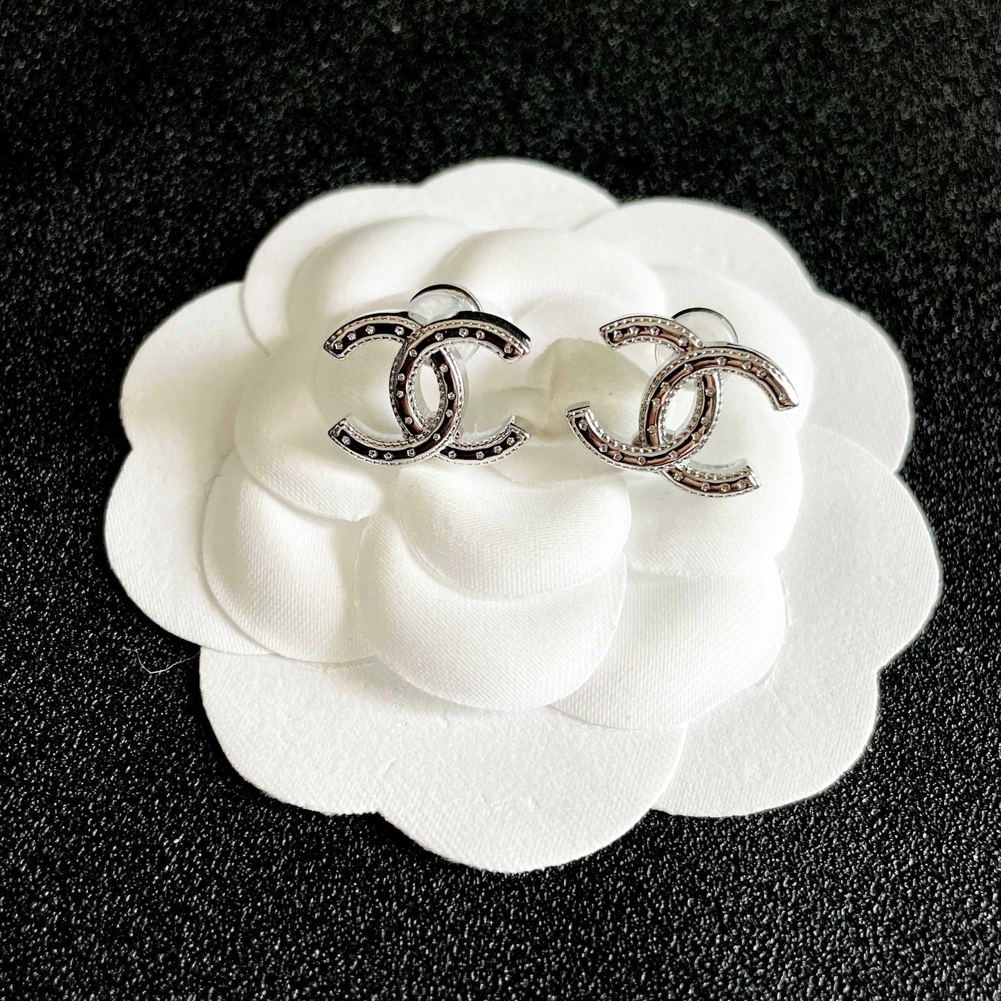 CHANEL 26S DOUBLE C LOGO CRYSTAL STUD EARRINGS IN SILVER METAL 631914