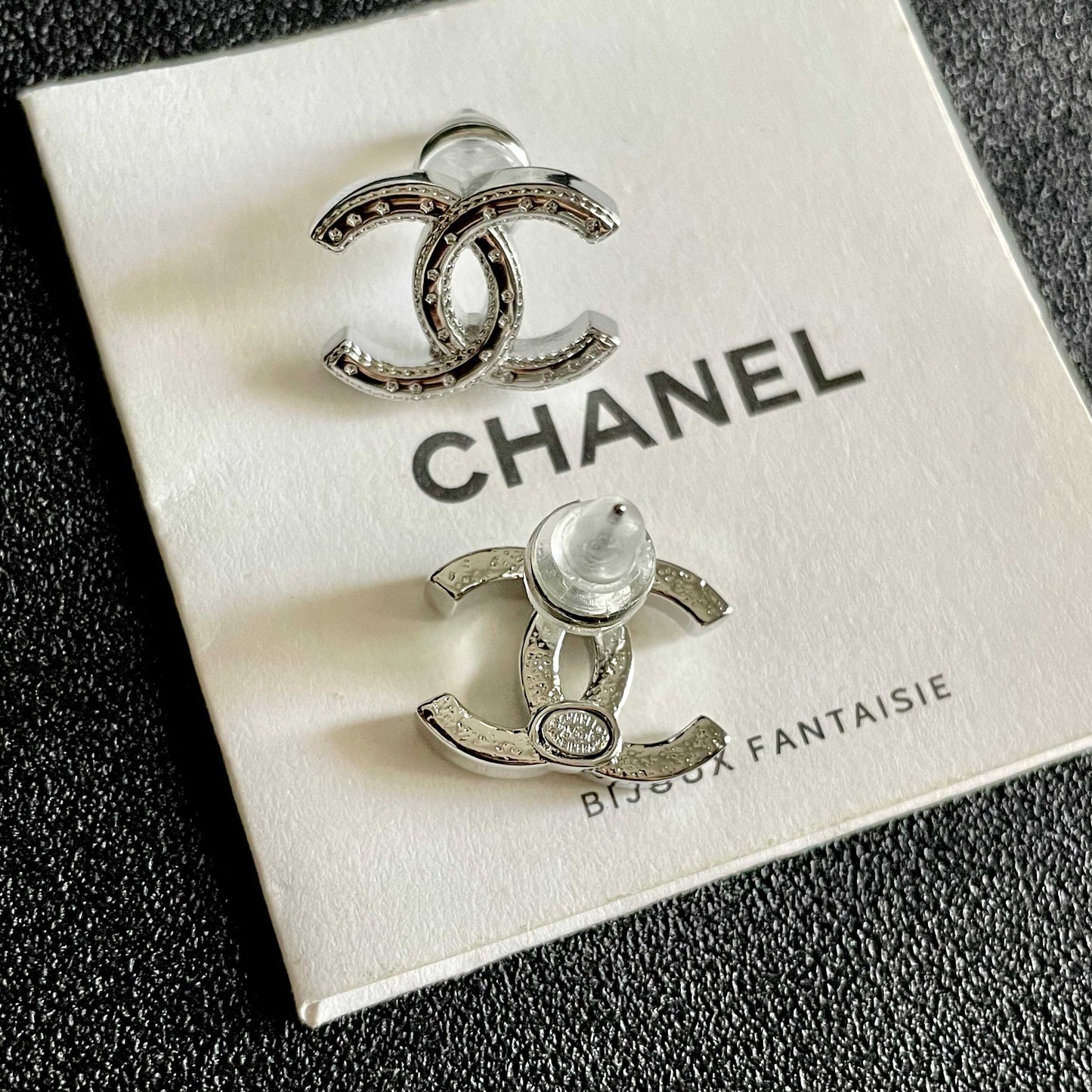 CHANEL 26S DOUBLE C LOGO CRYSTAL STUD EARRINGS IN SILVER METAL 631914