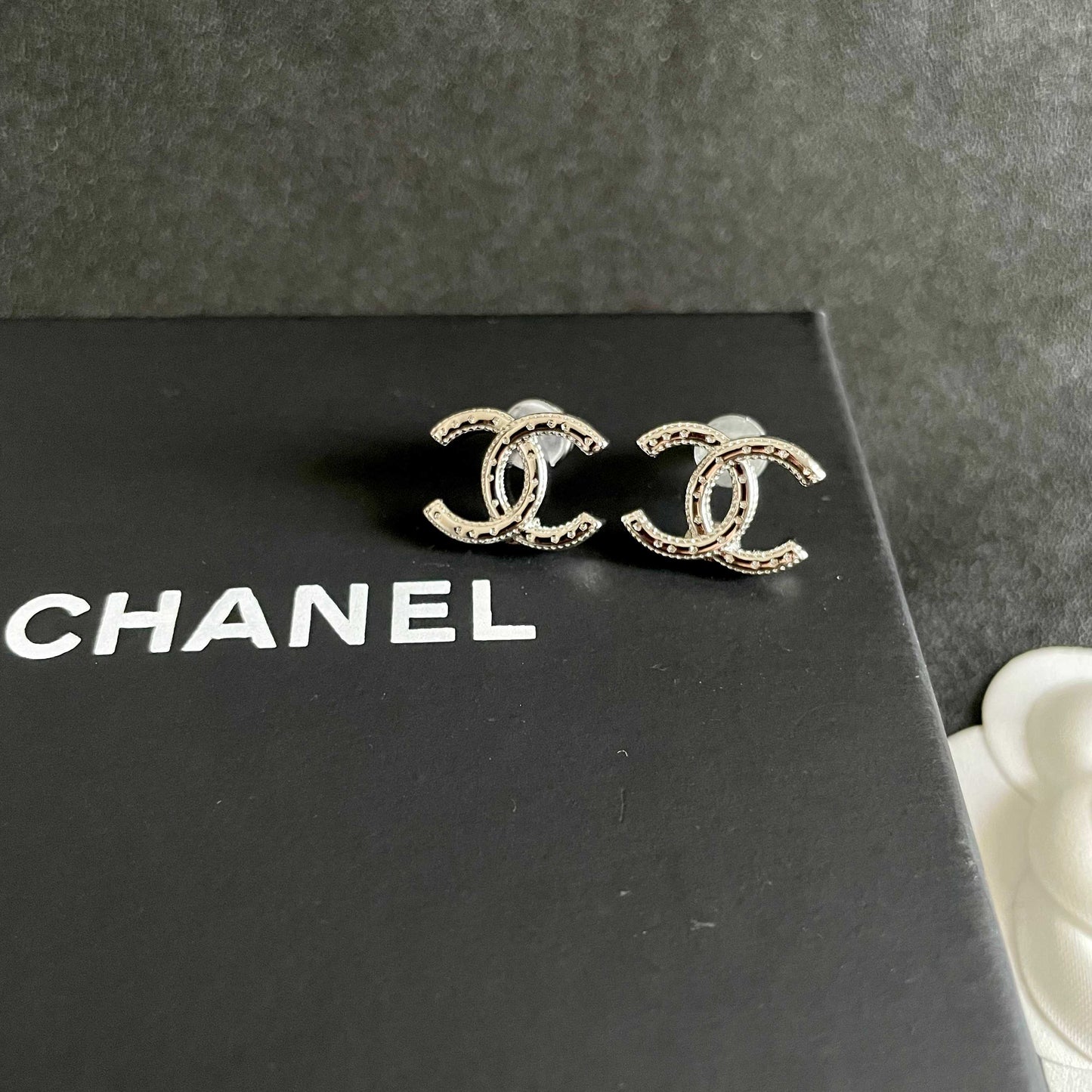 CHANEL 26S DOUBLE C LOGO CRYSTAL STUD EARRINGS IN SILVER METAL 631914