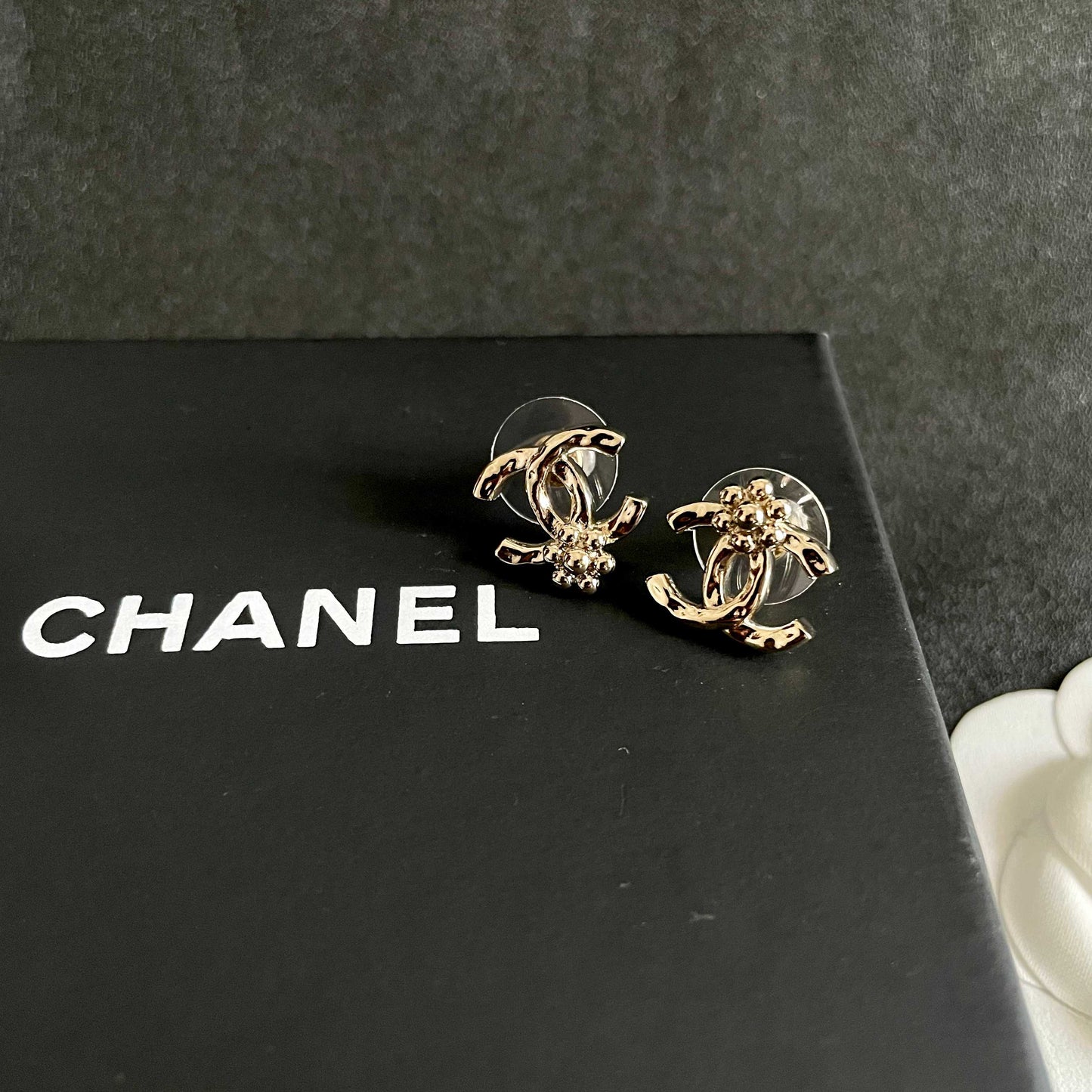 CHANEL 26S DOUBLE C LOGO PEARL STUD EARRINGS WITH FLORAL DETAIL IN GOLD METAL 631917