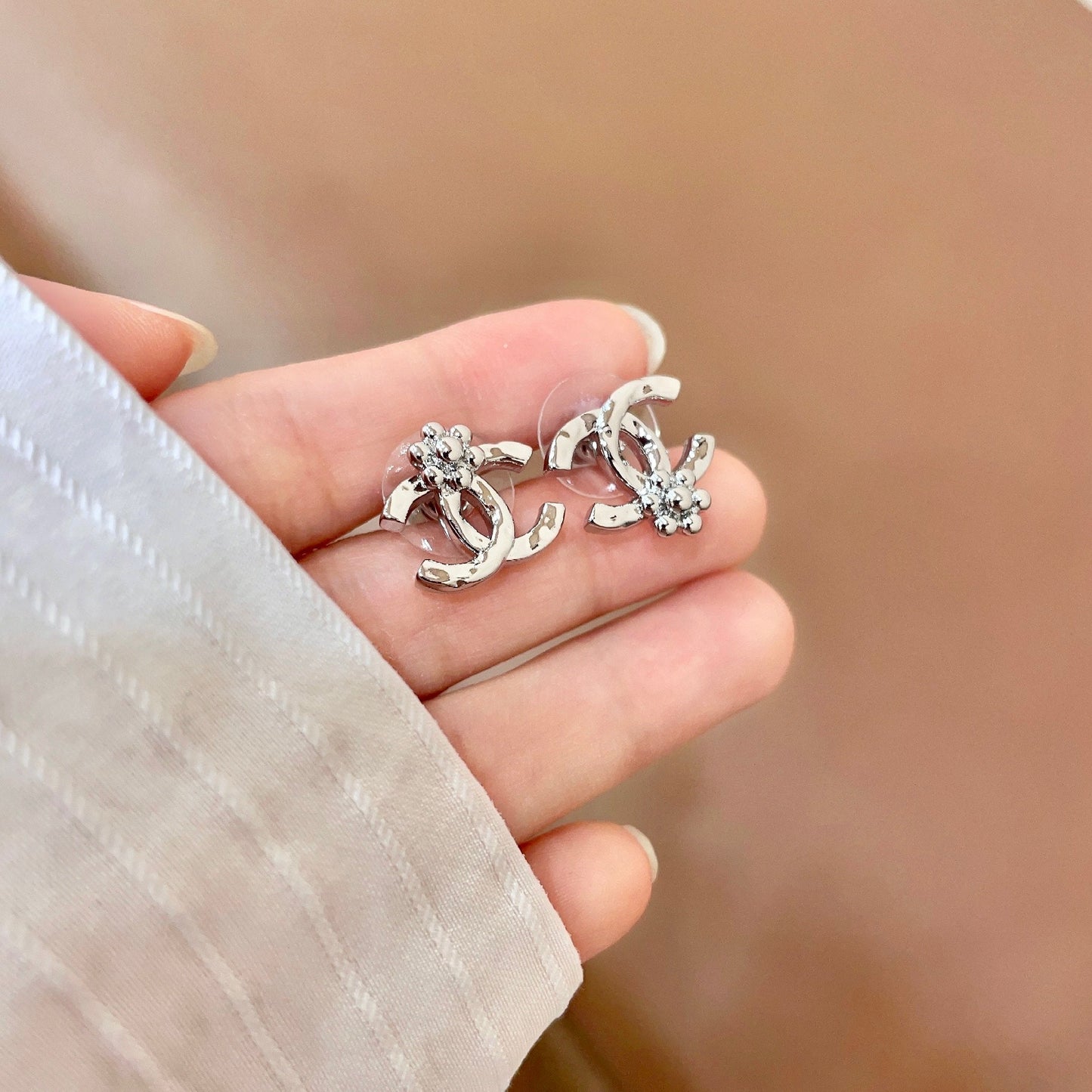 CHANEL 26S DOUBLE C LOGO PEARL STUD EARRINGS WITH FLORAL DETAIL IN SILVER METAL 631916