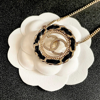 CHANEL 26S DOUBLE C LOGO BLACK ENAMEL ROPE EDGE ROUND PENDANT NECKLACE IN GOLD METAL 633296