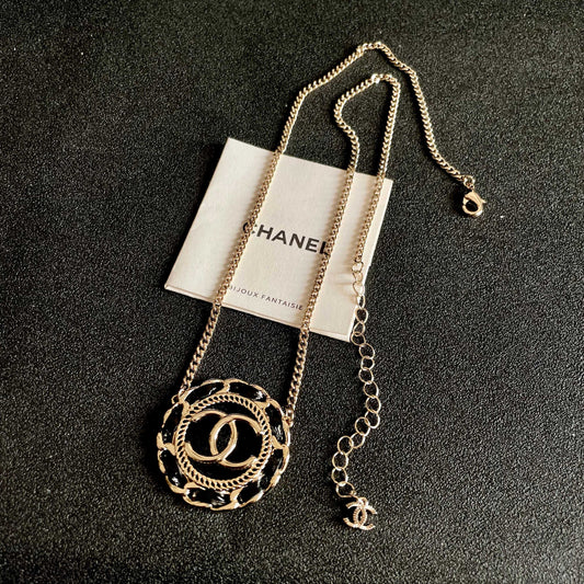 CHANEL 26S DOUBLE C LOGO BLACK ENAMEL ROPE EDGE ROUND PENDANT NECKLACE IN GOLD METAL 633296