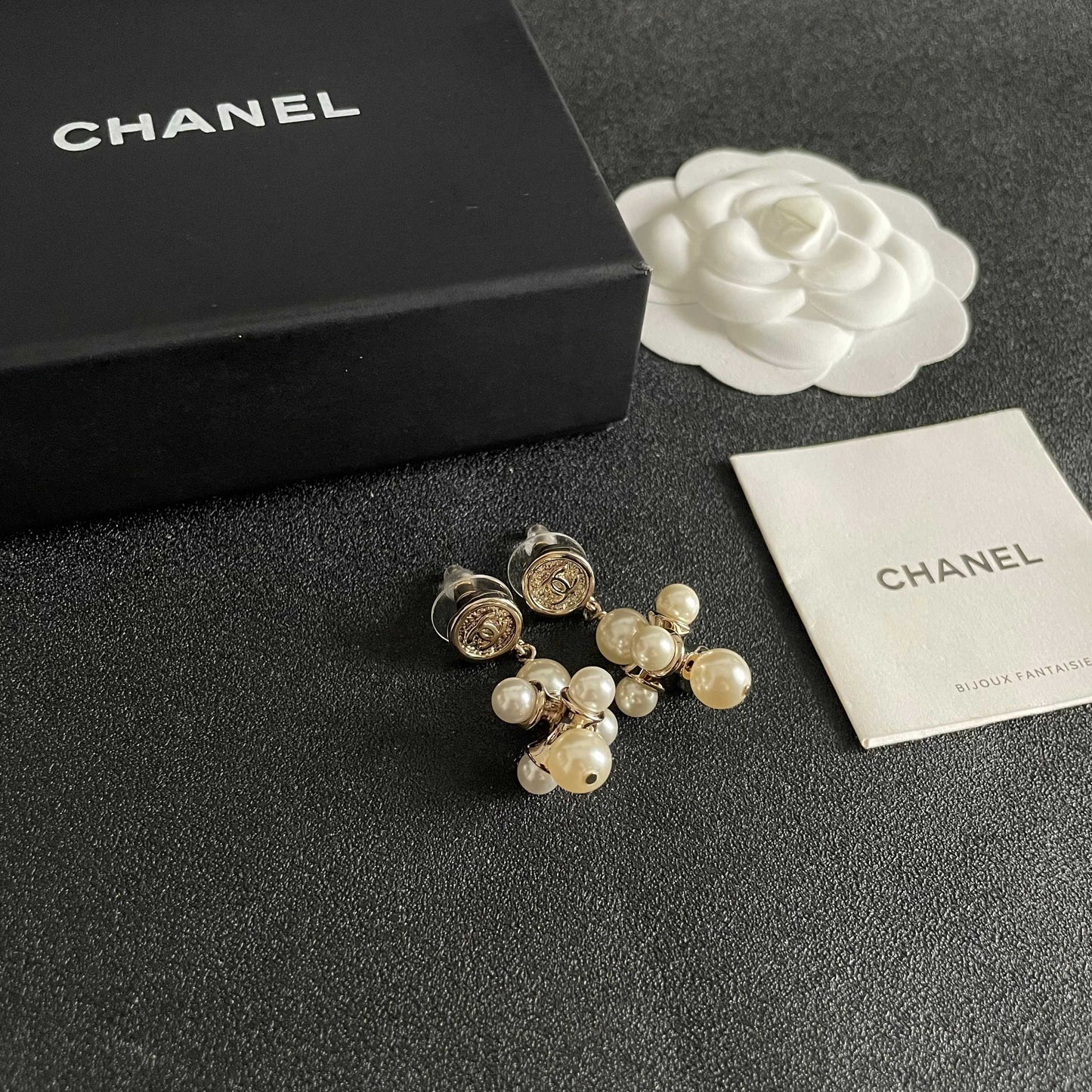 CHANEL 26S CHANEL CC LOGO PEARL CLUSTER DROP EARRINGS IN GOLD METAL 633301
