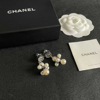 CHANEL 26S CHANEL CC LOGO PEARL CLUSTER DROP EARRINGS IN SILVER METAL 633302