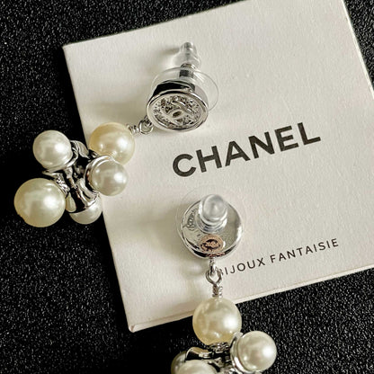CHANEL 26S CHANEL CC LOGO PEARL CLUSTER DROP EARRINGS IN SILVER METAL 633302