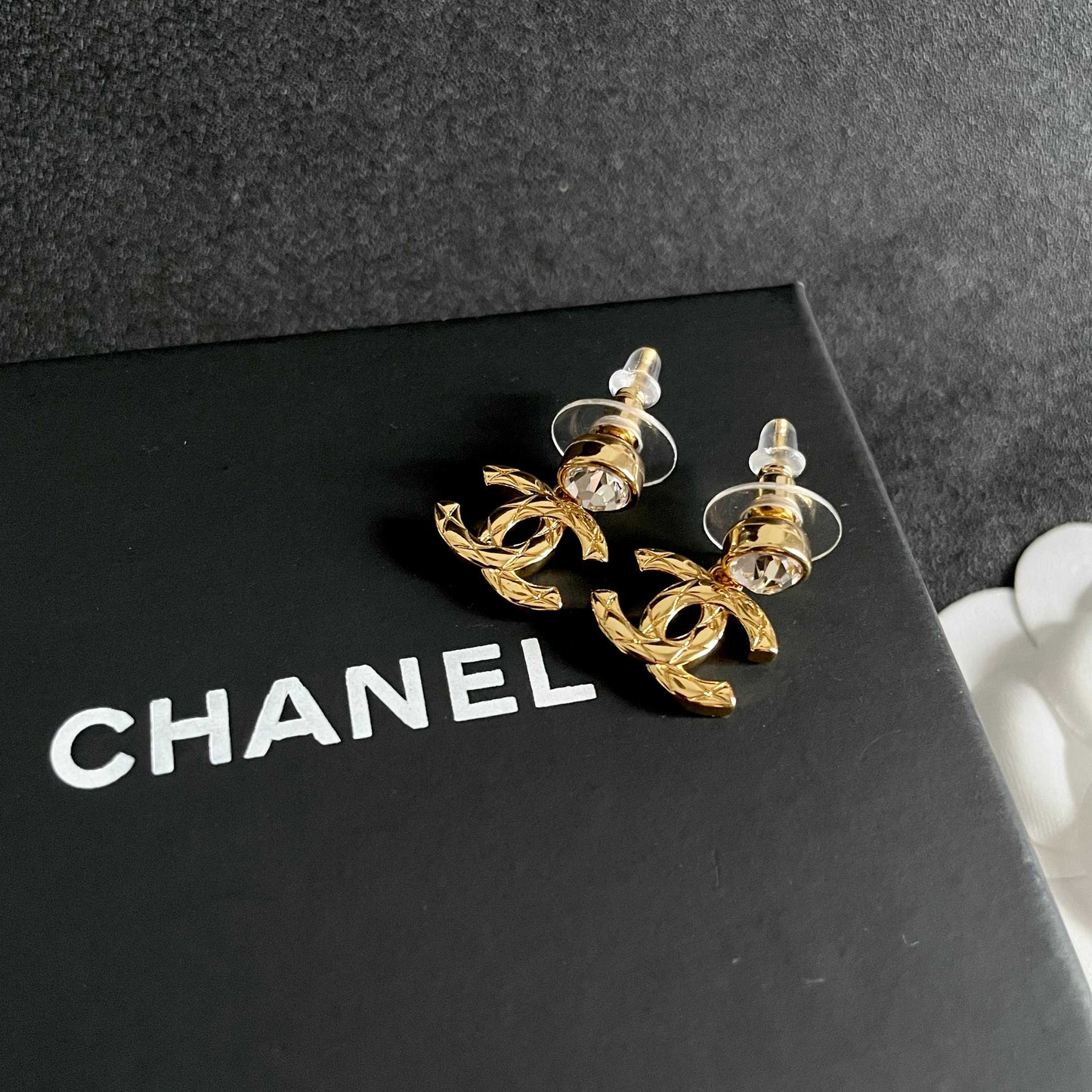 CHANEL 26S CHANEL CC LOGO WOVEN METAL DROP EARRINGS WITH CRYSTAL STUD IN GOLD METAL 633304