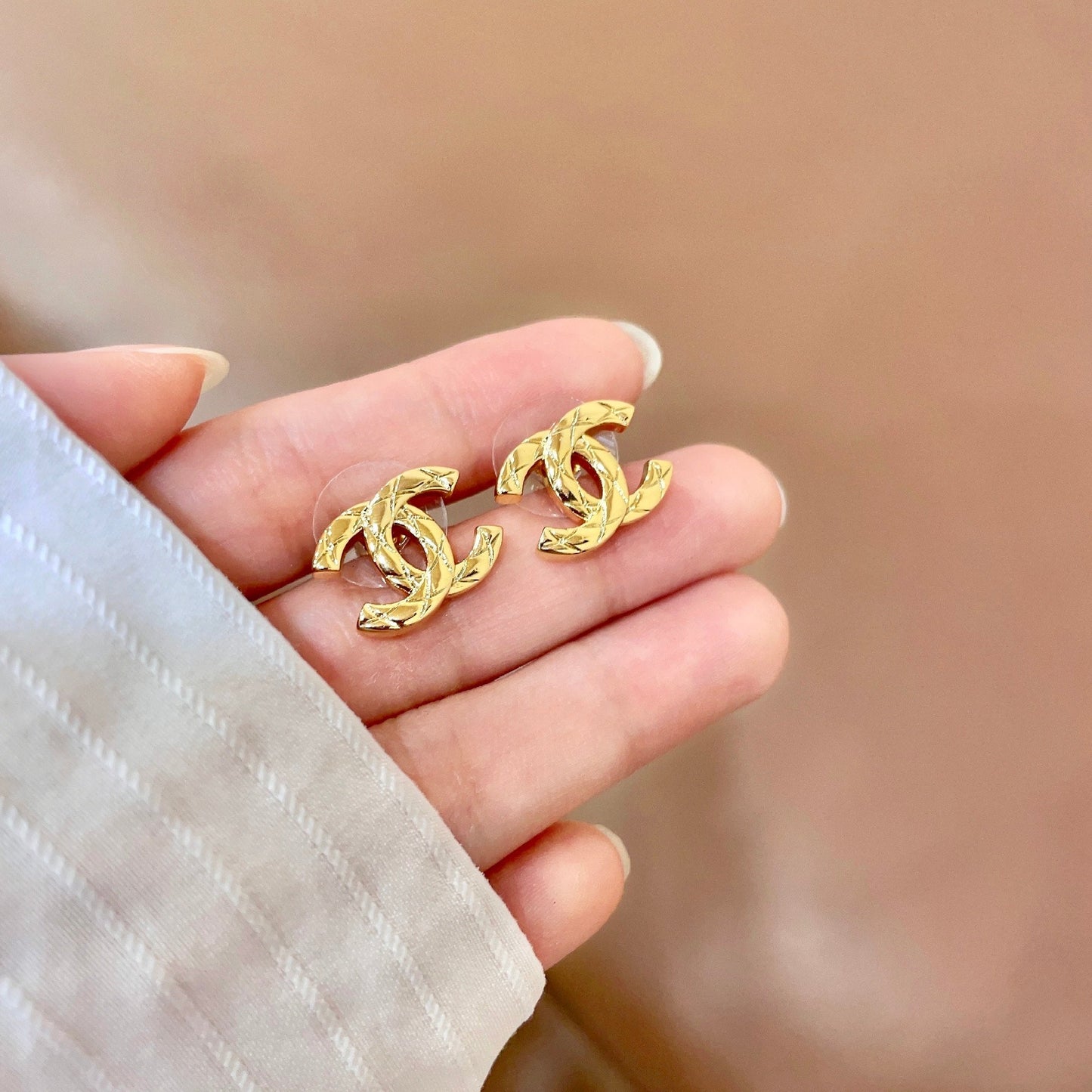 CHANEL 26S CHANEL CC LOGO WOVEN METAL STUD EARRINGS IN GOLD METAL 633305