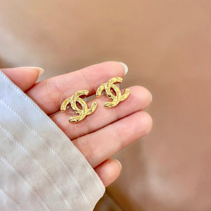 CHANEL 26S CHANEL CC LOGO WOVEN METAL STUD EARRINGS IN GOLD METAL 633305