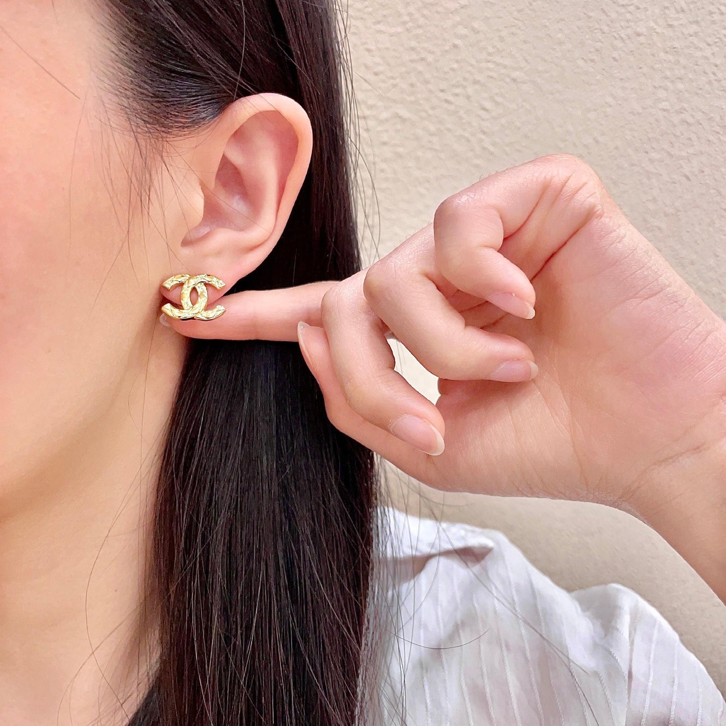CHANEL 26S CHANEL CC LOGO WOVEN METAL STUD EARRINGS IN GOLD METAL 633305