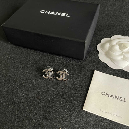 CHANEL 26S CHANEL CC LOGO WOVEN METAL STUD EARRINGS IN SILVER METAL 633306
