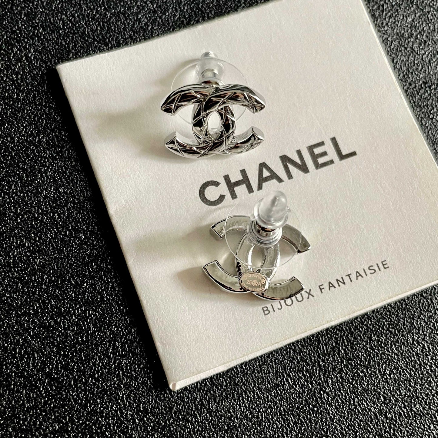 CHANEL 26S CHANEL CC LOGO WOVEN METAL STUD EARRINGS IN SILVER METAL 633306