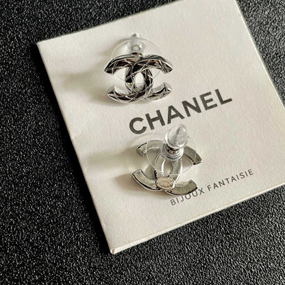 CHANEL 26S CHANEL CC LOGO WOVEN METAL STUD EARRINGS IN SILVER METAL 633306