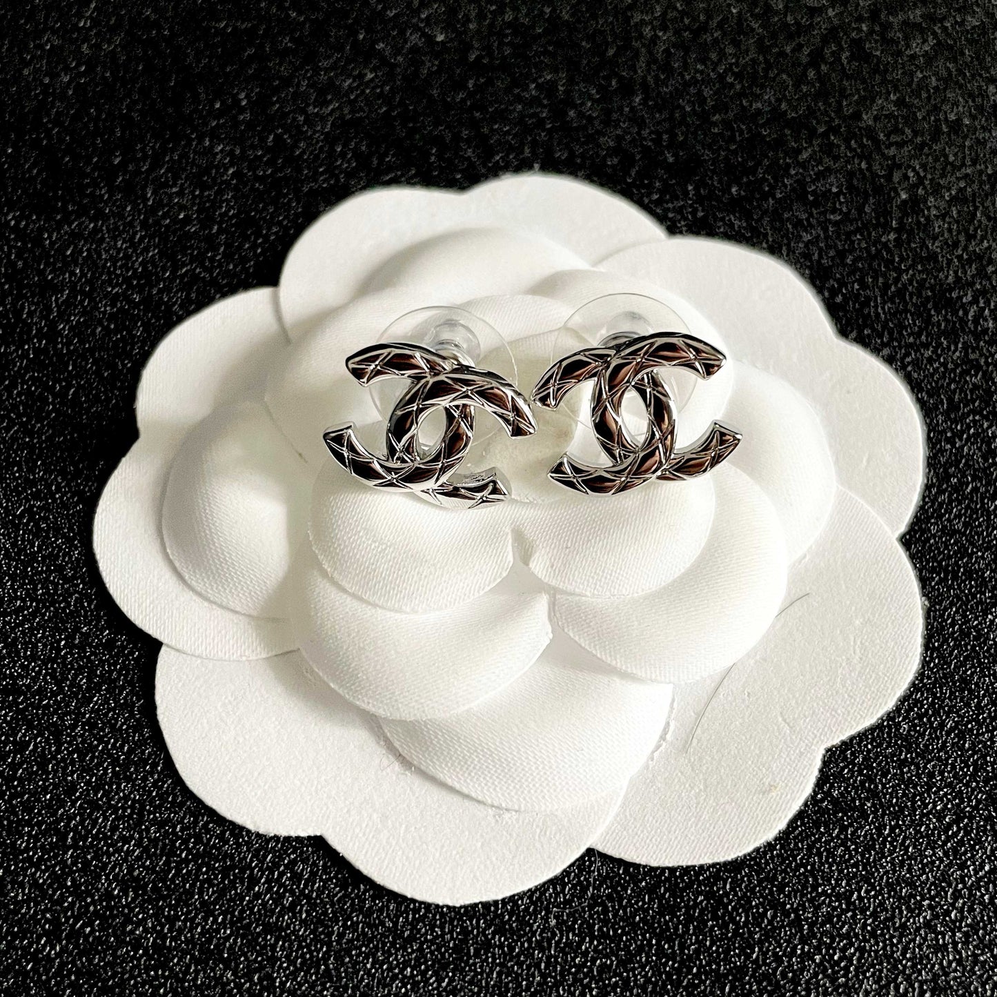 CHANEL 26S CHANEL CC LOGO WOVEN METAL STUD EARRINGS IN SILVER METAL 633306