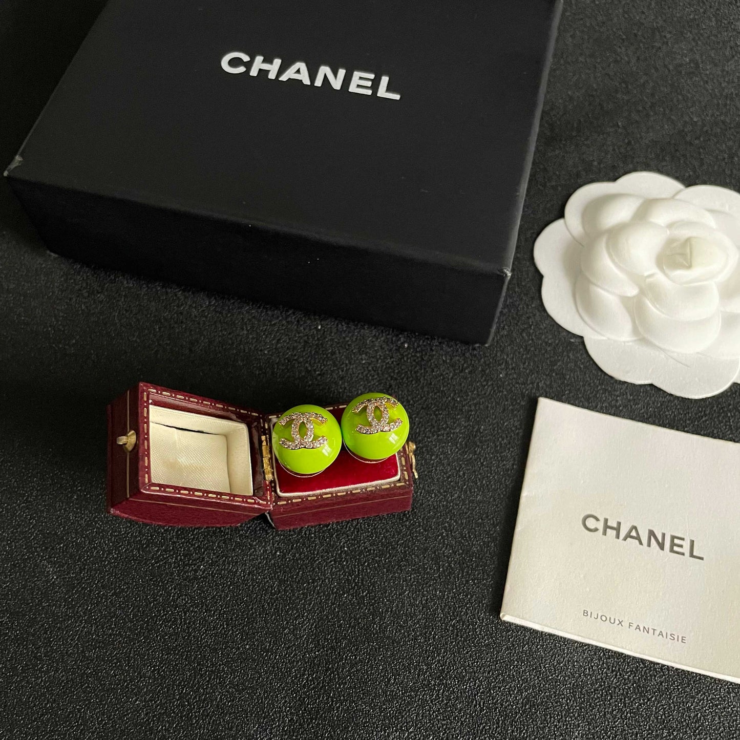 CHANEL 26S CHANEL CC LOGO PAVE CRYSTAL STUD EARRINGS IN NEON GREEN ENAMEL WITH GOLD METAL 633308