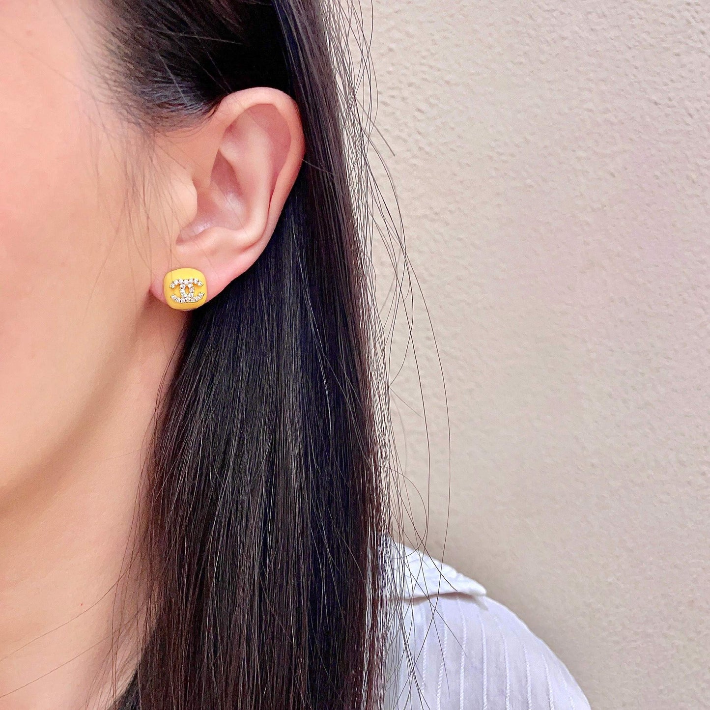 CHANEL 26S CHANEL CC LOGO PAVE CRYSTAL STUD EARRINGS IN YELLOW ENAMEL WITH GOLD METAL 633311