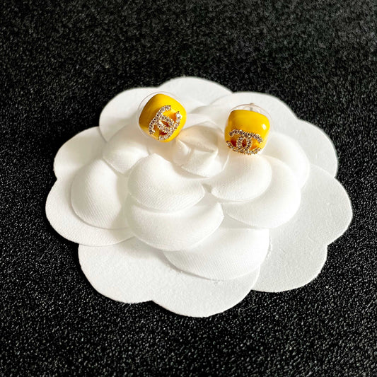 CHANEL 26S CHANEL CC LOGO PAVE CRYSTAL STUD EARRINGS IN YELLOW ENAMEL WITH GOLD METAL 633311