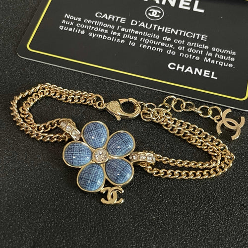 CHANEL 26S DOUBLE C LOGO BLUE ENAMEL FLOWER CHAIN BRACELET WITH CRYSTAL DETAIL IN GOLD METAL 633154