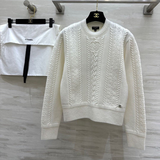 CHANEL 26S SWEATER 677