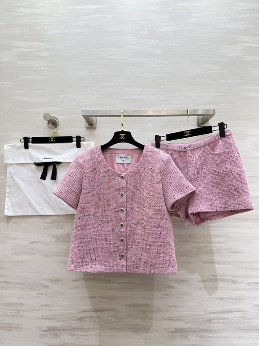 CHANEL 26S SHORT-SLEEVE WOOL TOP AND SHORTS SET 929