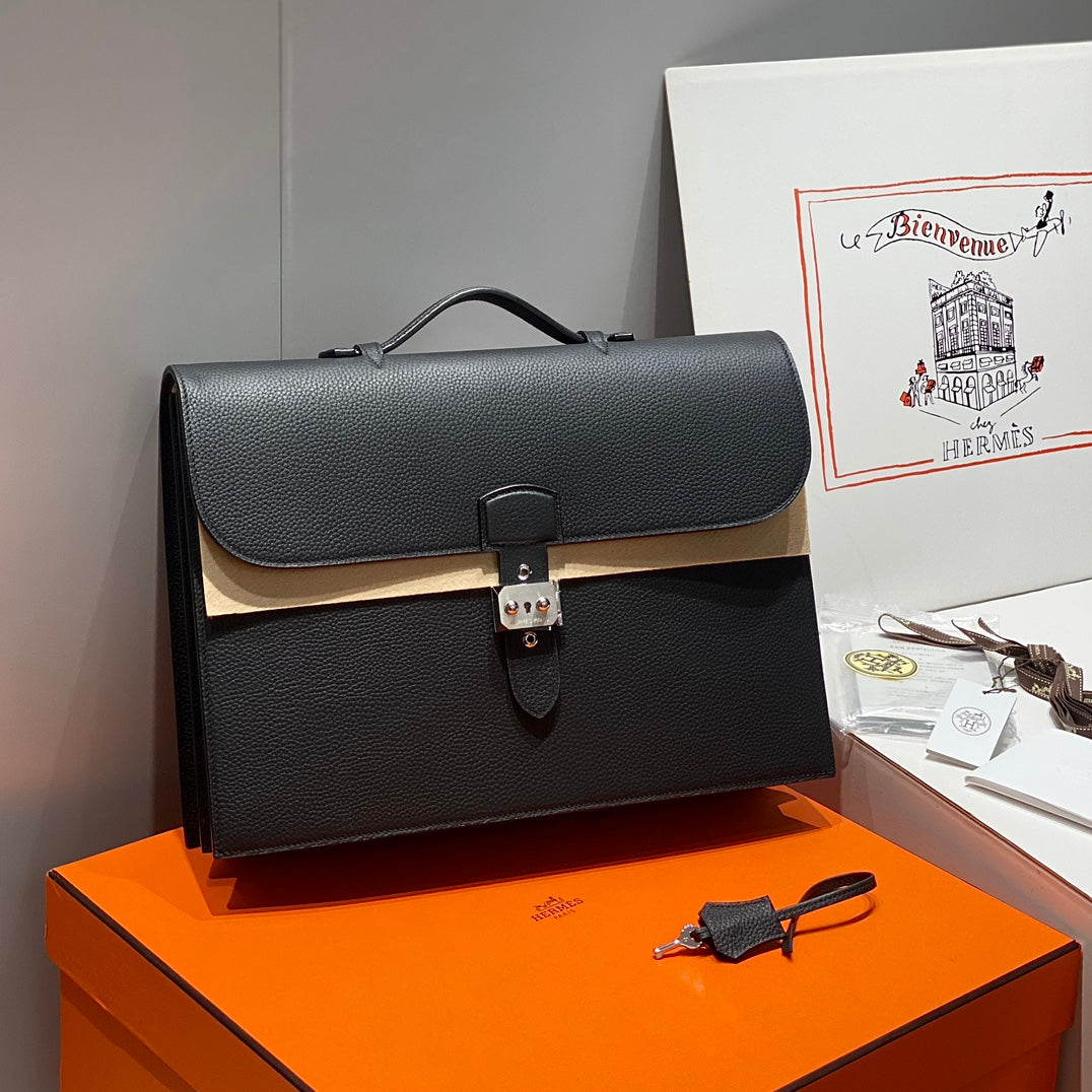 SAC A DEPECHES LIGHT 38 IN BLACK TOGO CALFSKIN