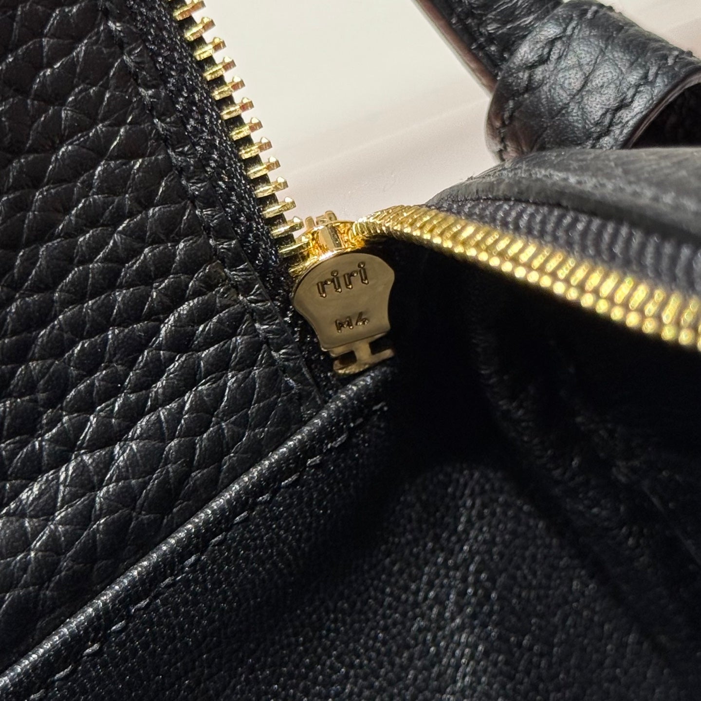 HERMES 25S MINI LINDY 19 IN BLACK CALFSKIN GOLD HARDWARE