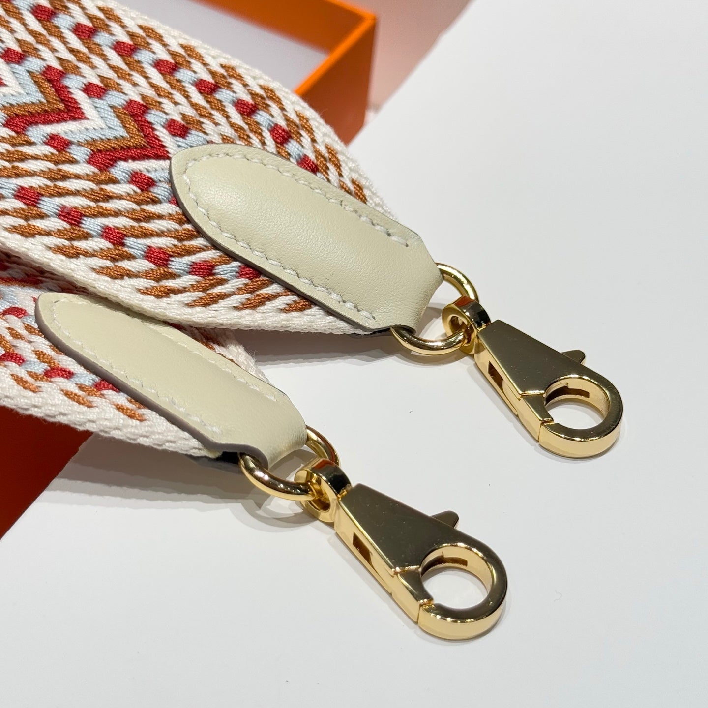 25S HERMES BAG STRAP ORANGE AND RED PATTERN 85 IN CANVAS GOLD HARDWARE