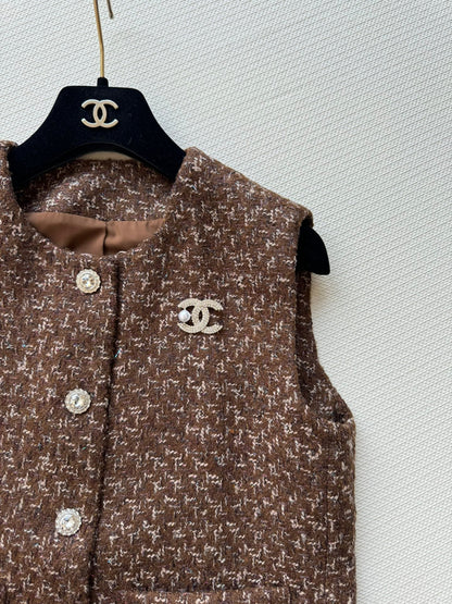 CHANEL 26S SLEEVELESS BLAZER 712