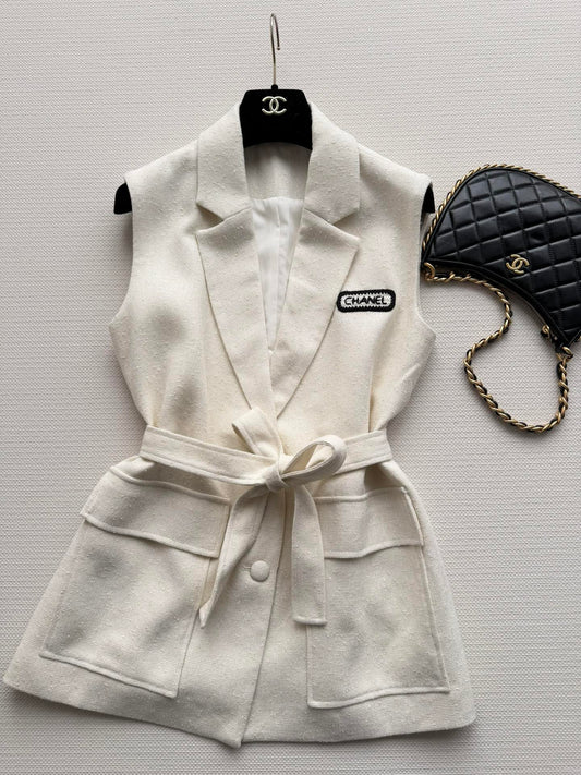 CHANEL 26S SLEEVELESS BLAZER 709