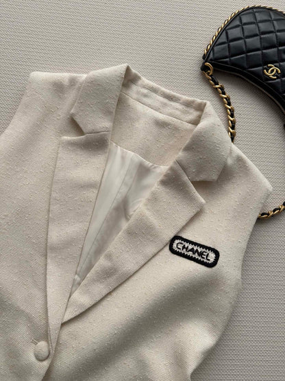 CHANEL 26S SLEEVELESS BLAZER 709