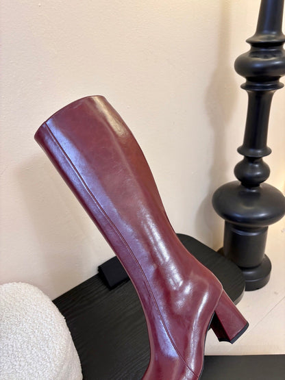 YSL 26S KNEE-HIGH HEELED BOOTS IN DARK RED SHINY CALFSKIN