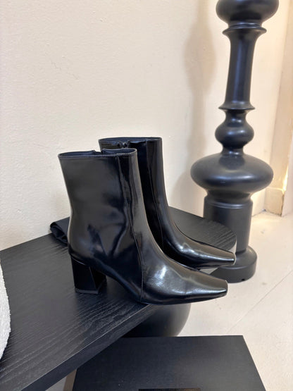 YSL 26S HEELED ANKLE BOOTS IN BLACK SHINY CALFSKIN