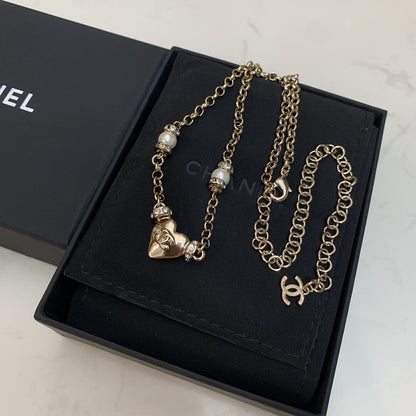 CHANEL 26S DOUBLE C LOGO PEARL & HEART CHARM NECKLACE IN GOLD METAL 631004