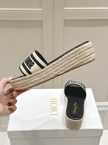 DWAY WEDGE SLIDES 45MM IN BLACK AND BEIGE FABRIC RAFFIA SOLE