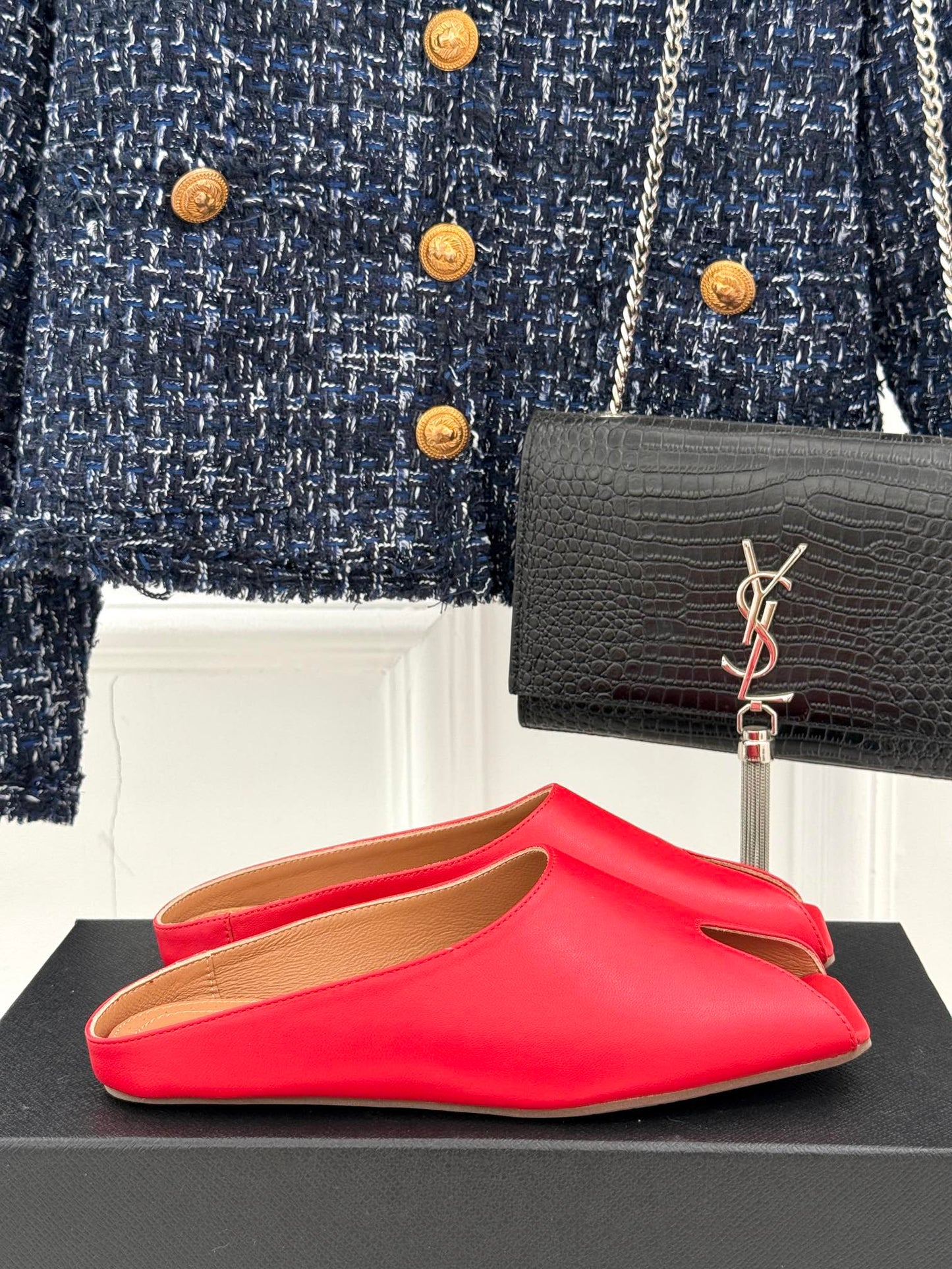 ALAIA FLAT MULE IN CRIMSON RED LAMBSKIN