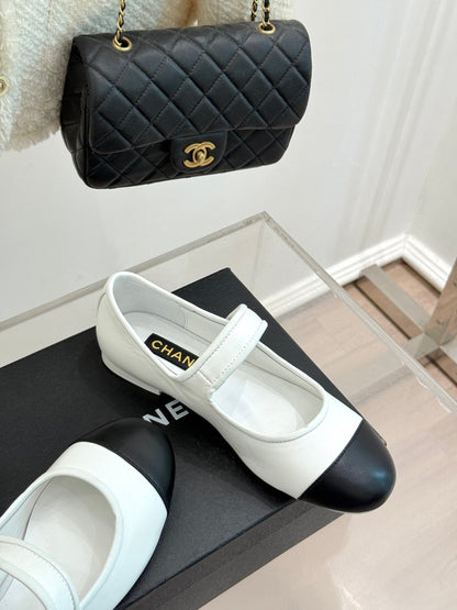 FLAT SHOES IN BLACK AND WHITE LAMBSKIN GOLD HARDWARE
