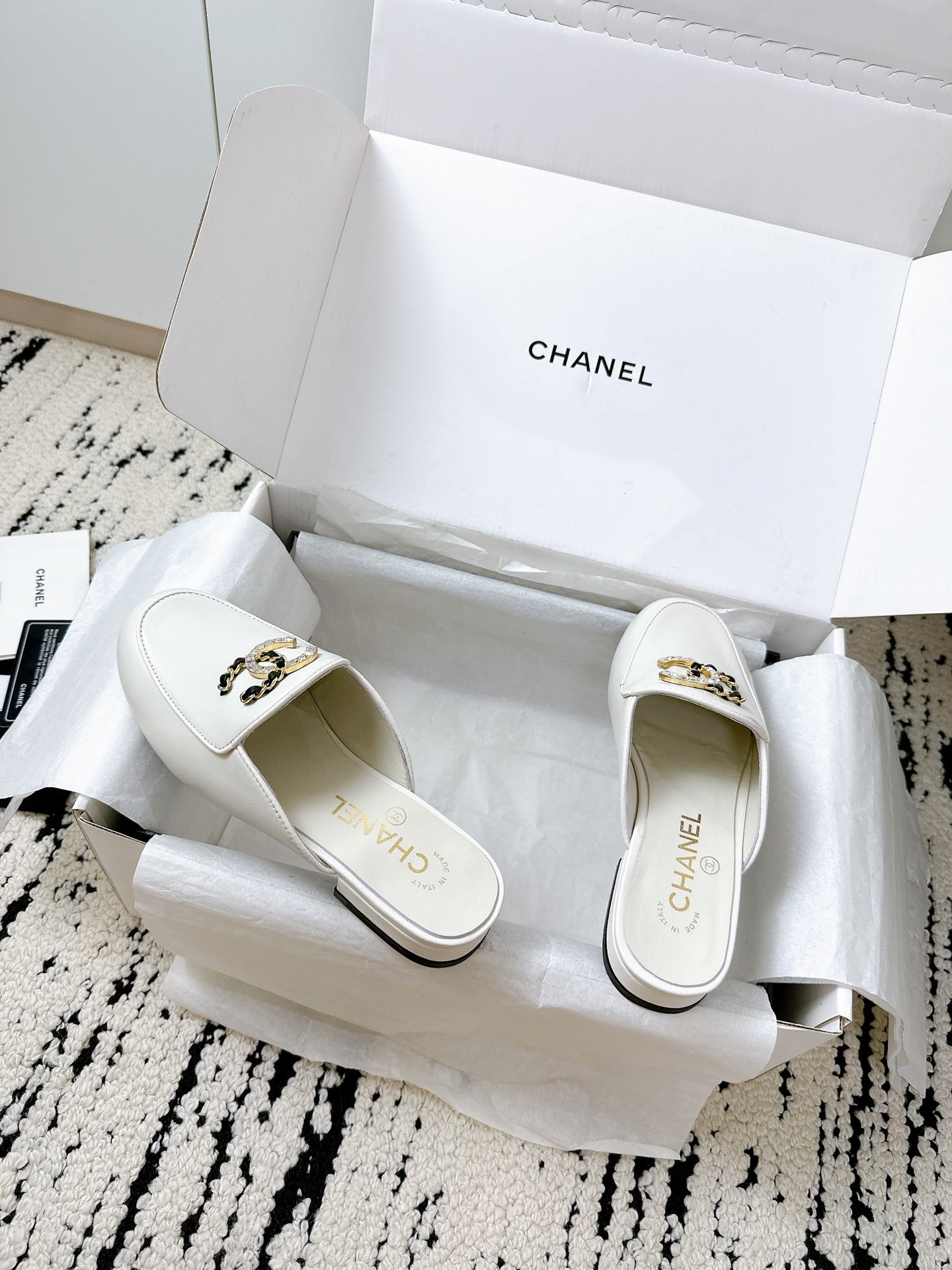 CC FLAT MULE IN WHITE CALFSKIN HARDWARE WITH ROCK MIX CHAIN