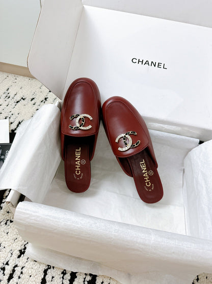 CC FLAT MULE IN RUBY RED CALFSKIN HARDWARE WITH ROCK MIX CHAIN