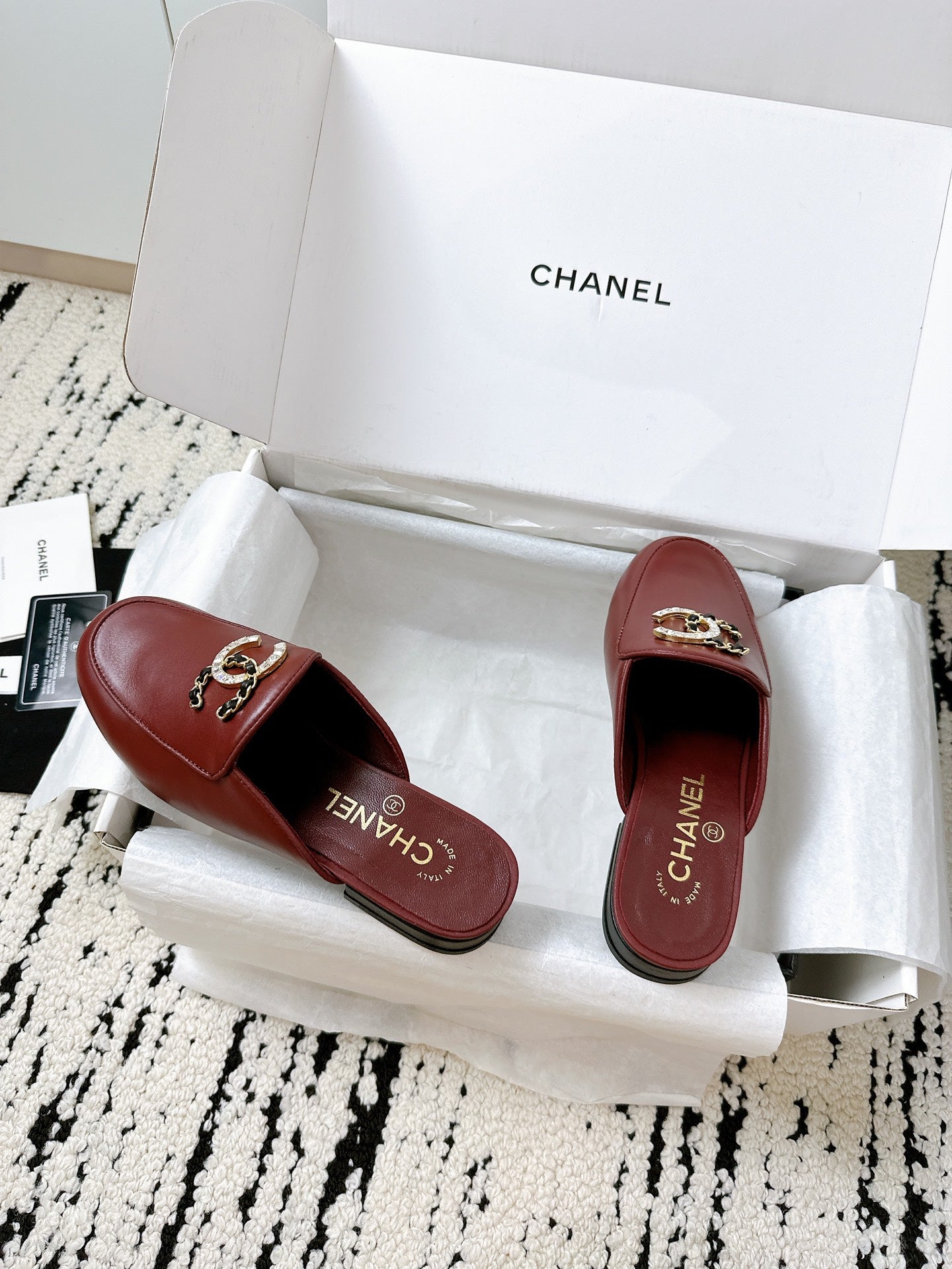 CC FLAT MULE IN RUBY RED CALFSKIN HARDWARE WITH ROCK MIX CHAIN