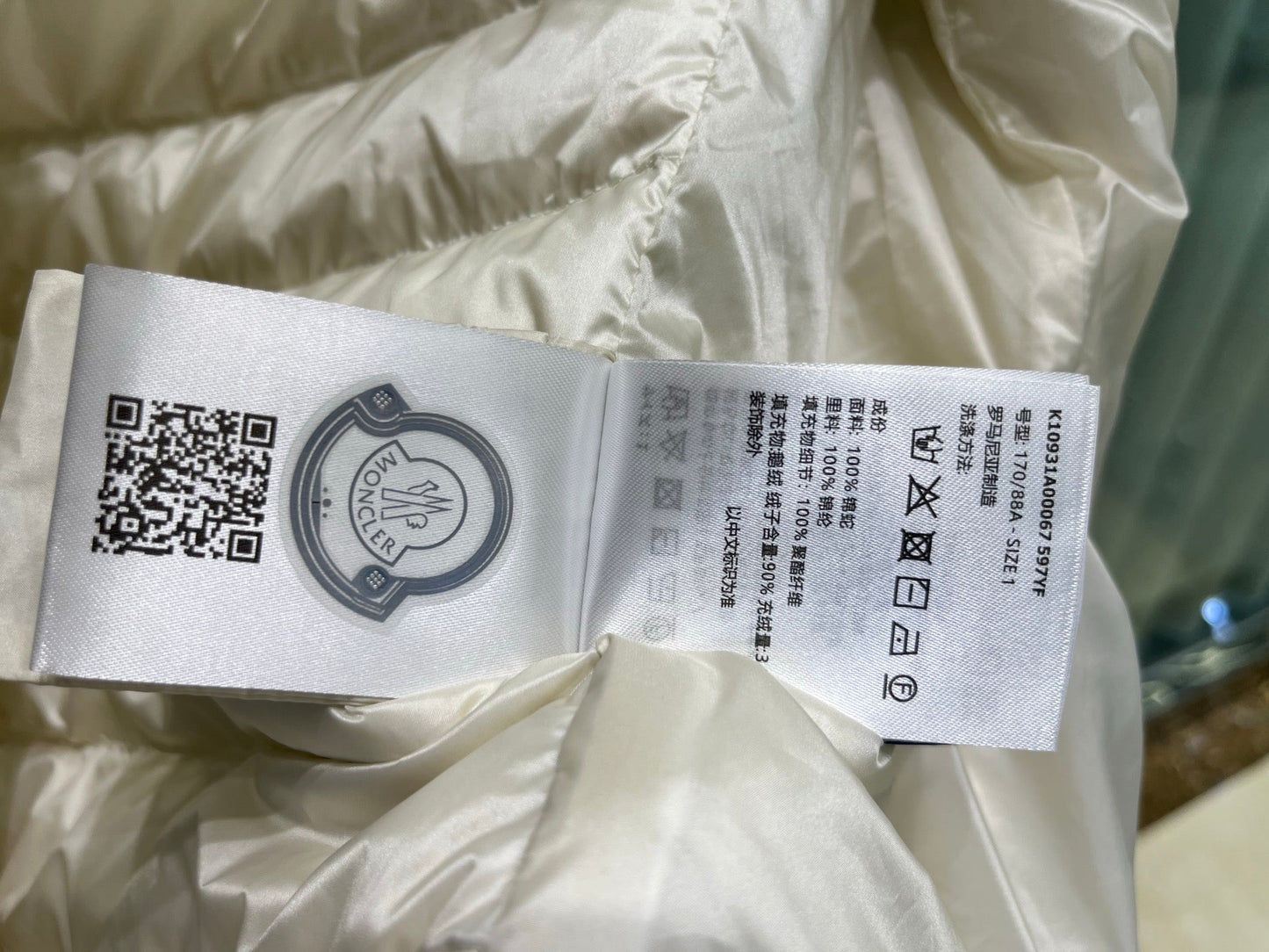 MONCLER 25S DOWN VEST IN WHITE 007