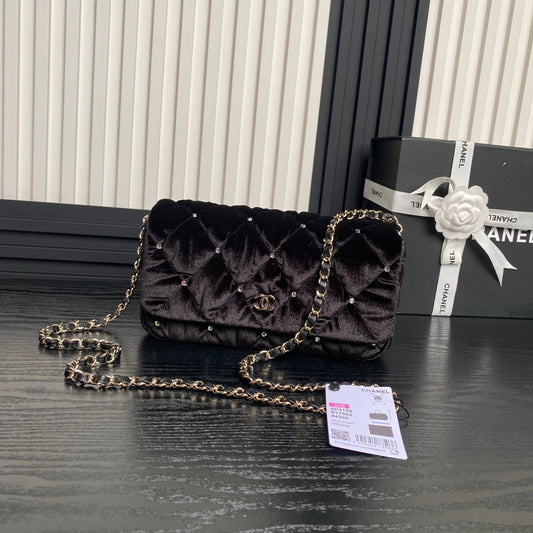 FLAP BAG 23 ATTACHED DIAMOND IN BLACK VELVET GOLD HARDWARE