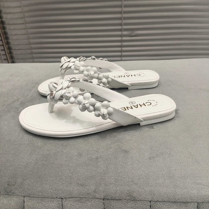 THONG SLIPPERS CAMELLIA IN WHITE CALFSKIN