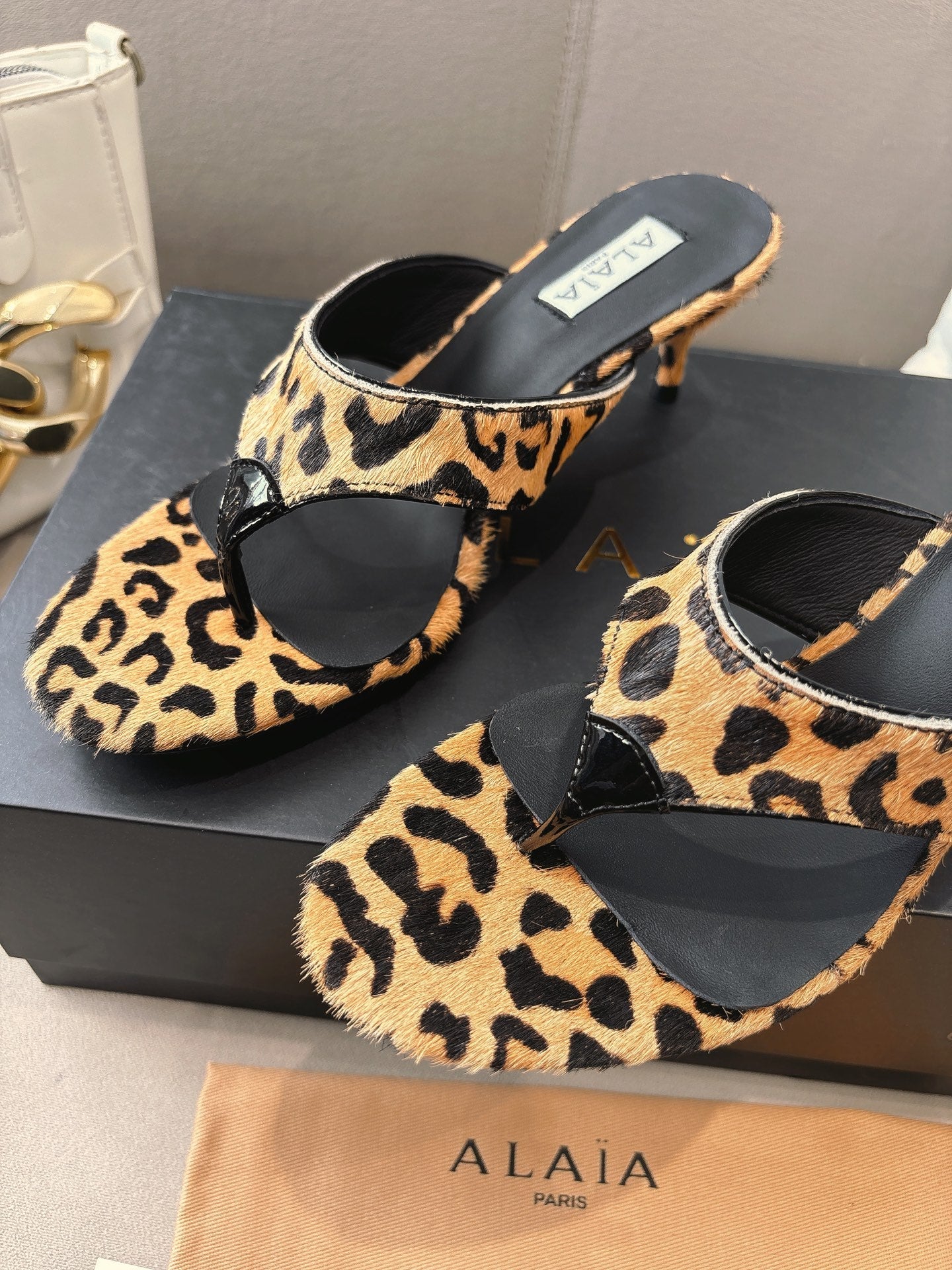 ALAIA HEELED THONG 25S 55 MM IN LEOPARD PONY HAIR LEATHER