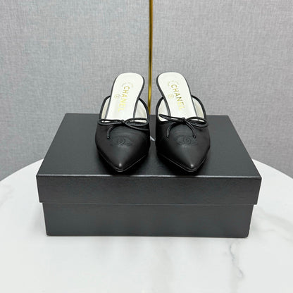CC HEEL MULES 25S IN BLACK LAMBSKIN WITH BOW