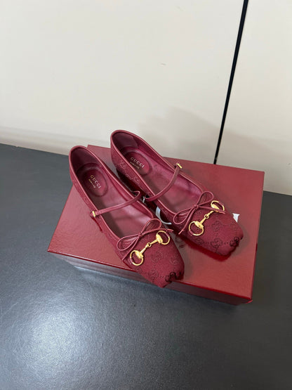 GG MARY JANE 25S IN DARK RED CANVAS WITH GOLD HARDWARE