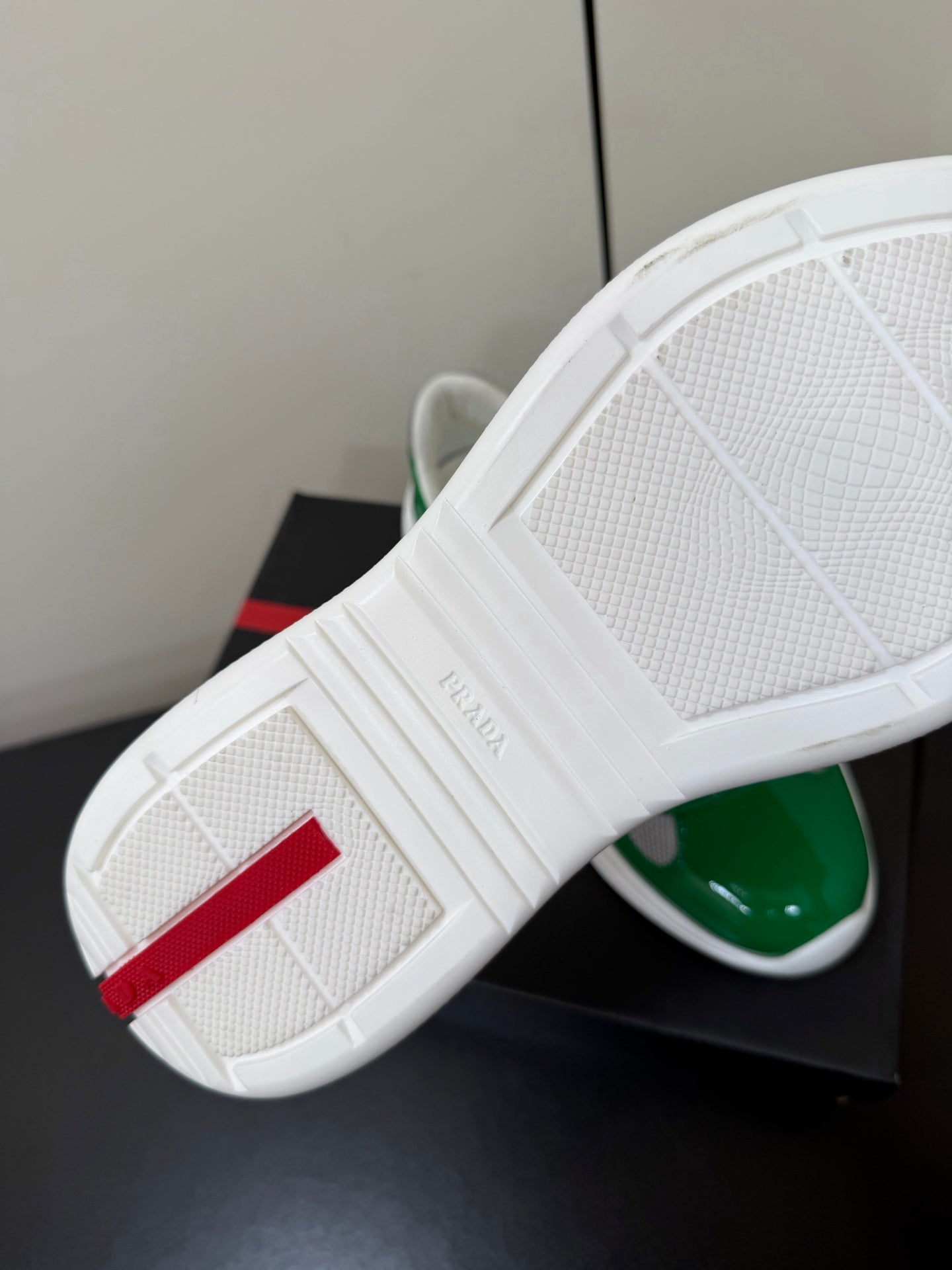 PRADA 26S SNEAKERS IN GREEN PATENT CALFSKIN AND WHITE MESH