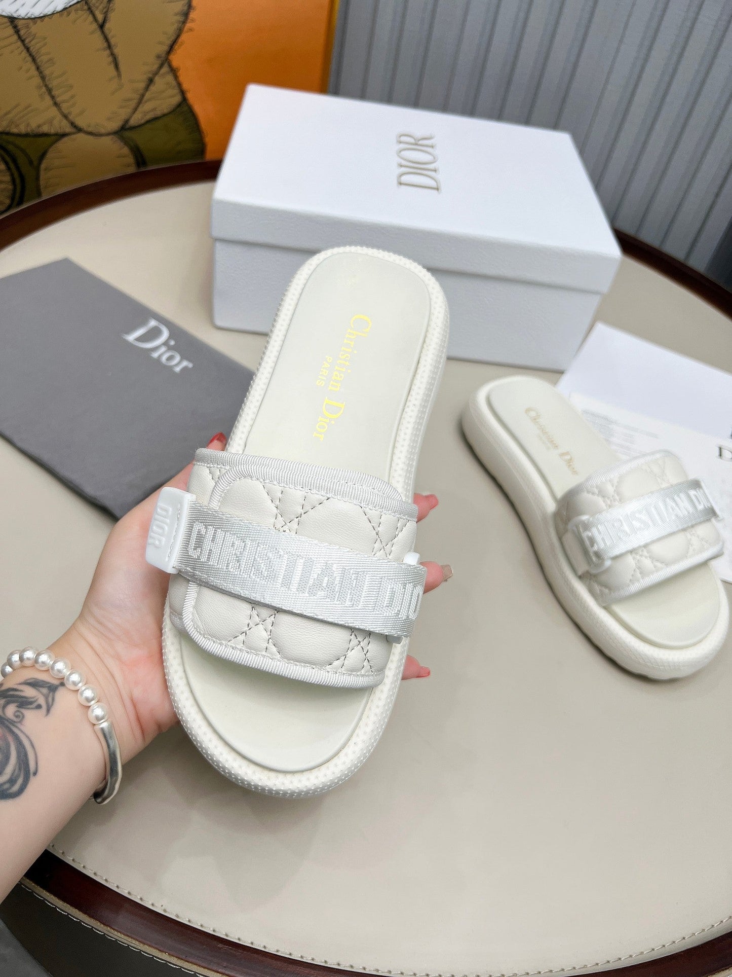 PLATFORM SLIDES 25S 50MM IN WHITE CALFSKIN AND ELECTRIC FABRIC