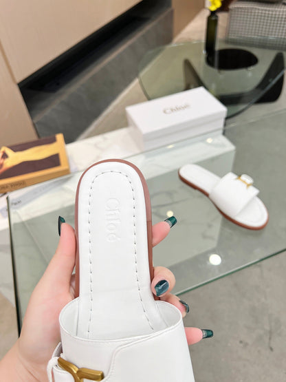 CHLOÉ HLOE MARCIE SLIDE IN WHITE CALFSKIN WITH GOLD HARDWARE